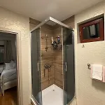 House With Fireplace & Jacuzzi Вілла *