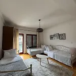 House With Fireplace & Jacuzzi Вілла *