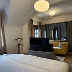 House With Fireplace & Jacuzzi Вілла *