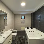 House With Fireplace & Jacuzzi Вілла