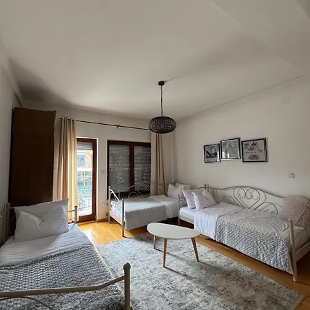 House With Fireplace & Jacuzzi Вілла *