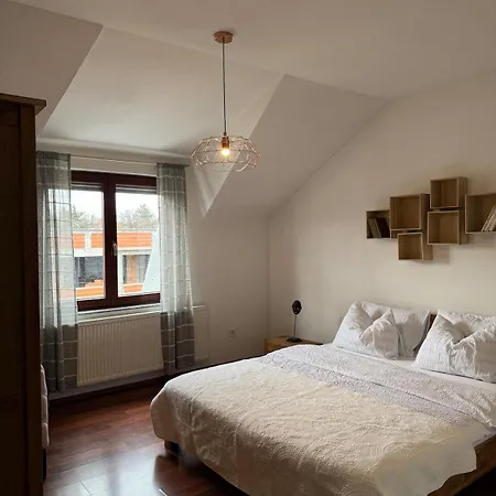 House With Fireplace & Jacuzzi Вілла *