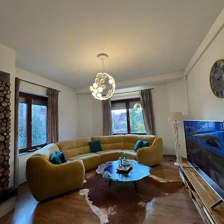 House With Fireplace & Jacuzzi