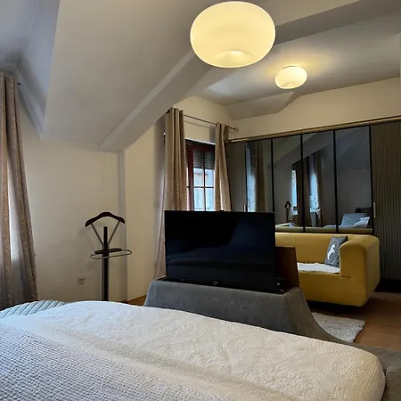 House With Fireplace & Jacuzzi Вілла *