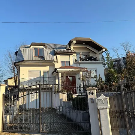 House With Fireplace & Jacuzzi Vila