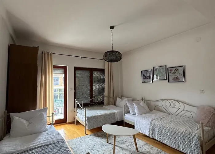 House With Fireplace & Jacuzzi Vila *