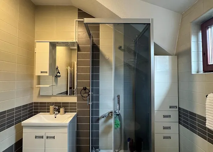 House With Fireplace & Jacuzzi Villa