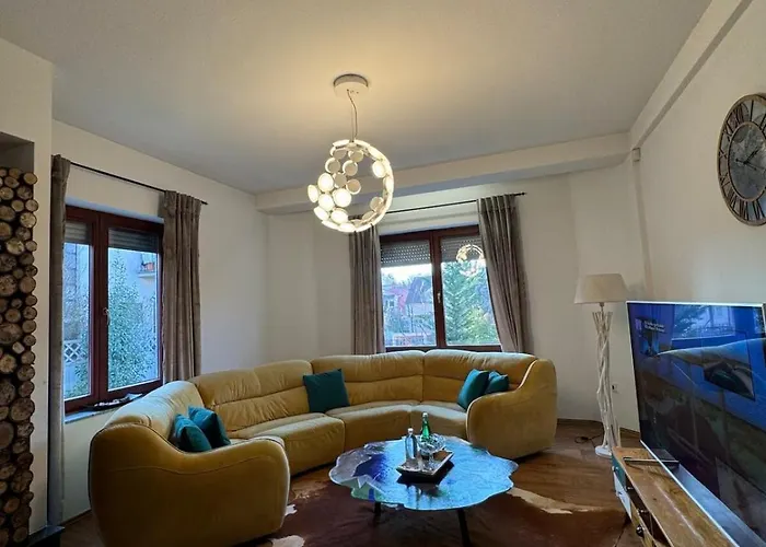 House With Fireplace & Jacuzzi