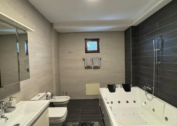 House With Fireplace & Jacuzzi Villa