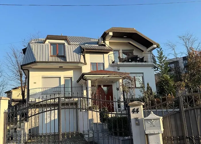 House With Fireplace & Jacuzzi Vila