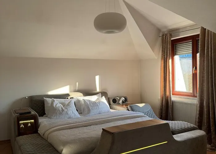 House With Fireplace & Jacuzzi *